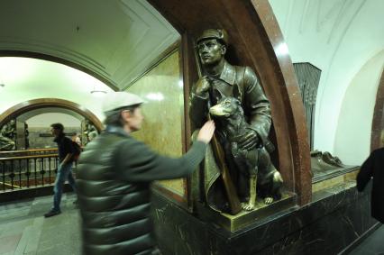 Москва.  Скульптура `Пограничник с собакой` на станции метро `Площадь Революции`.