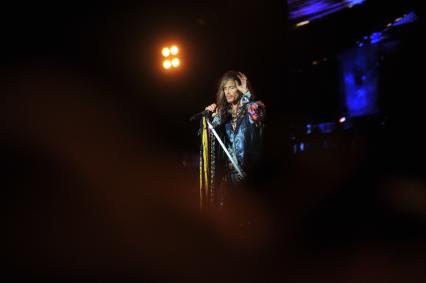 Москва. Участник американской рок-группы Aerosmith Стивен Тайлер выступает на концерте, посвященном празднованию Дня города, на Лубянской площади.