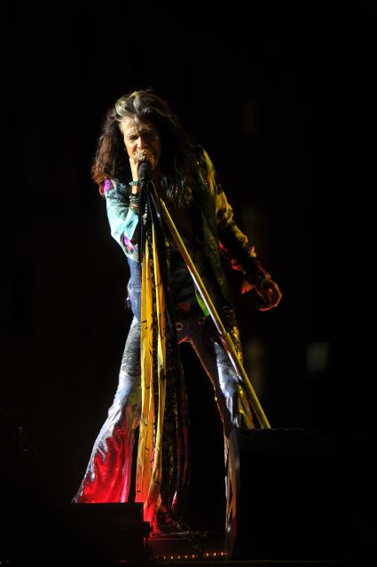 Москва. Участник американской рок-группы Aerosmith Стивен Тайлер выступает на концерте, посвященном празднованию Дня города, на Лубянской площади.