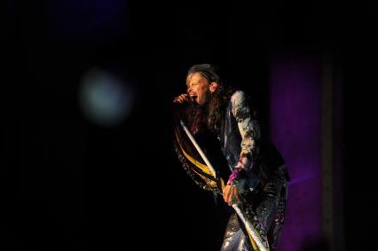 Москва. Участник американской рок-группы Aerosmith Стивен Тайлер выступает на концерте, посвященном празднованию Дня города, на Лубянской площади.
