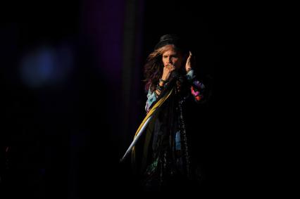 Москва. Участник американской рок-группы Aerosmith Стивен Тайлер выступает на концерте, посвященном празднованию Дня города, на Лубянской площади.