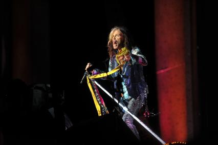 Москва. Участник американской рок-группы Aerosmith Стивен Тайлер выступает на концерте, посвященном празднованию Дня города, на Лубянской площади.