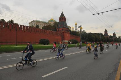 Москва.  Участники велопарада в поддержку развития велосипедной инфраструктуры и за безопасность на дорогах, посвященный 868-летию столицы, на Кремлевской набережной.