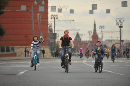 Москва.  Участники велопарада в поддержку развития велосипедной инфраструктуры и за безопасность на дорогах, посвященный 868-летию столицы, на Кремлевской набережной.