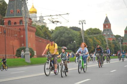 Москва. Участники велопарада в поддержку развития велосипедной инфраструктуры и за безопасность на дорогах, посвященный 868-летию столицы, на Кремлевской набережной.