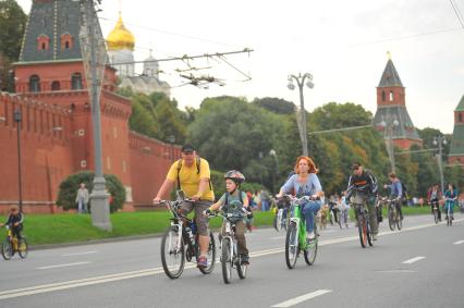 Москва.  Участники велопарада в поддержку развития велосипедной инфраструктуры и за безопасность на дорогах, посвященный 868-летию столицы, на Кремлевской набережной.