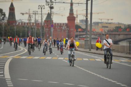 Москва.  Участники велопарада в поддержку развития велосипедной инфраструктуры и за безопасность на дорогах, посвященный 868-летию столицы, на Кремлевской набережной.