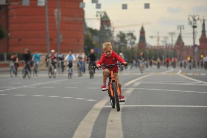 Москва.  Участник велопарада в поддержку развития велосипедной инфраструктуры и за безопасность на дорогах, посвященный 868-летию столицы, на Кремлевской набережной.