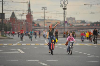 Москва.  Участники велопарада в поддержку развития велосипедной инфраструктуры и за безопасность на дорогах, посвященный 868-летию столицы, на Кремлевской набережной.