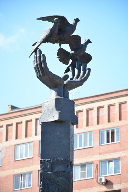 Новосибирск. Памятник `Гимн учителю`.