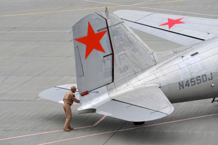 Анадырь. Самолет времен Великой Отечественной войны (ВОВ) Douglas DC-3, совершивший перелет `Аляска - Сибирь-2015` через Берингов пролив, в аэропорту. Алсиб - авиатрасса, по которой в рамках ленд-лиза поставлялись военные самолеты из США в СССР во время ВОВ.