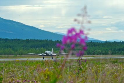 Магадан. Самолет времен Великой Отечественной войны (ВОВ) Douglas DC-3, совершивший перелет `Аляска - Сибирь-2015` через Берингов пролив, в аэропорту. Алсиб - авиатрасса, по которой в рамках ленд-лиза поставлялись военные самолеты из США в СССР во время ВОВ.