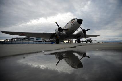 Анадырь. Самолет времен Великой Отечественной войны (ВОВ) Douglas DC-3, совершивший перелет `Аляска - Сибирь-2015` через Берингов пролив, в аэропорту. Алсиб - авиатрасса, по которой в рамках ленд-лиза поставлялись военные самолеты из США в СССР во время ВОВ.