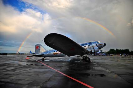 Братск. Самолет времен Великой Отечественной войны (ВОВ) Douglas DC-3, совершивший перелет `Аляска - Сибирь-2015` через Берингов пролив. Алсиб - авиатрасса, по которой в рамках ленд-лиза поставлялись военные самолеты из США в СССР во время ВОВ.