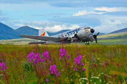 Анадырь. Самолет времен Великой Отечественной войны (ВОВ) Douglas DC-3, совершивший перелет `Аляска - Сибирь-2015` через Берингов пролив, в аэропорту. Алсиб - авиатрасса, по которой в рамках ленд-лиза поставлялись военные самолеты из США в СССР во время ВОВ.