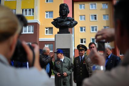 п.Угольные Копи, Анадырский район. Космонавт Алексей Леонов у памятника чукотскому военному летчику Тимофею Елкову, погибшему в боях во время Великой Отечественной войны.