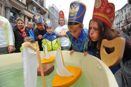 Москва. Дети запускают кораблики во время празднования Дня города на Тверской улице.