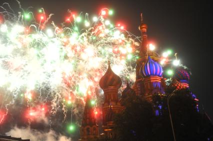 Москва. Салют во время празднования Дня города Москвы на Красной площади.