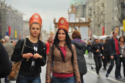 Москва. Девушки в кокошниках во время празднования Дня города на Тверской улице.