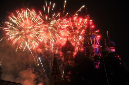 Москва. Салют во время празднования Дня города Москвы на Красной площади.