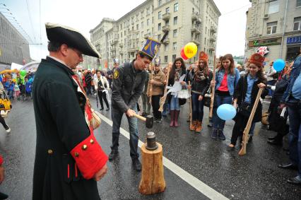 Москва. Горожане во время празднования Дня города на Тверской улице.