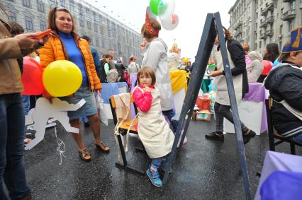 Москва. Девочка у мольберта во время празднования Дня города на Тверской улице.