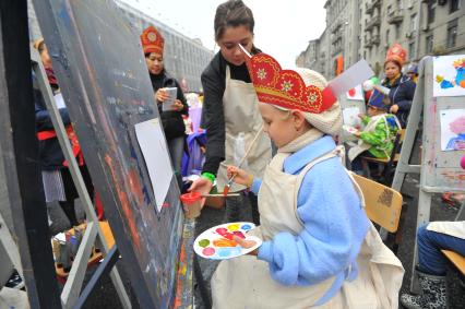 Москва. Дети рисуют на мольбертах во время празднования Дня города на Тверской улице.