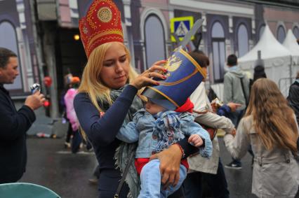 Москва. Женщина с ребенком во время празднования Дня города на Тверской улице.