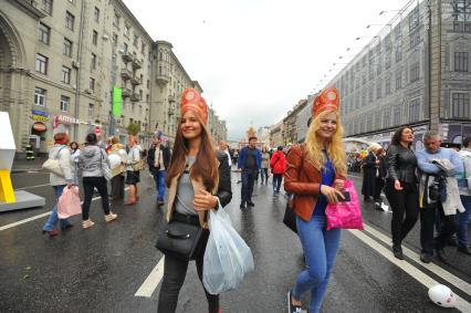 Москва. Горожане во время празднования Дня города на Тверской улице.