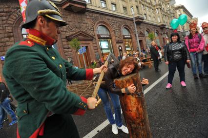 Москва. Горожане во время празднования Дня города на Тверской улице.