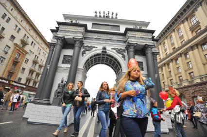 Москва. Триумфальная арка  во время празднования Дня города на Тверской улице.