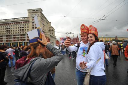 Москва. Молодой человек с девушкой делают селфи  во время празднования Дня города на Тверской улице.