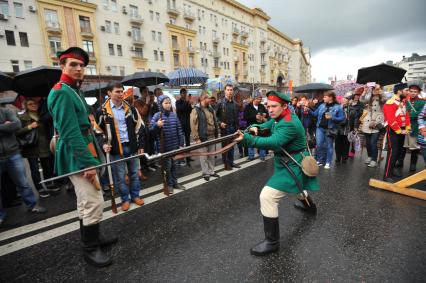 Москва. Горожане во время празднования Дня города на Тверской улице.