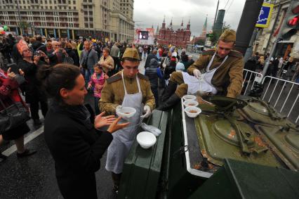 Москва. Военно-полевая кухня во время празднования Дня города на Тверской улице.