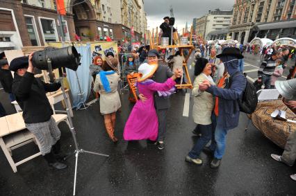 Москва. Горожане во время празднования Дня города на Тверской улице.