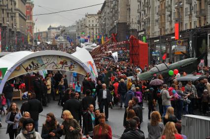 Москва. Горожане во время празднования Дня города на Тверской улице.