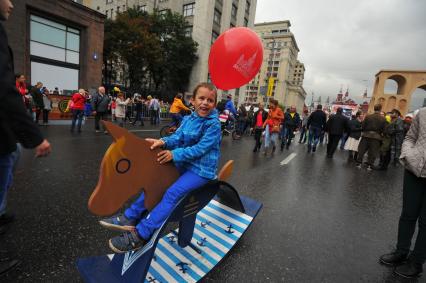 Москва. Мальчик на деревянной лошадке во время празднования Дня города на Тверской улице.