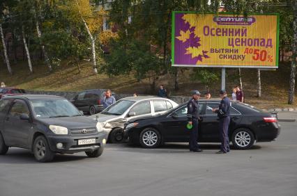 Новосибирск. ДТП на фоне плаката `Осенний ценопад`.