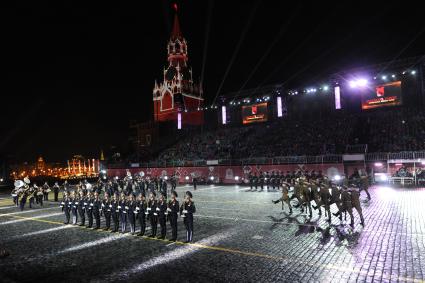 Москва.   Военнослужащие роты почетного караула Президентского полка (Россия)  на торжественном открытии международного военно-музыкального фестиваля `Спасская башня` на Красной площади.