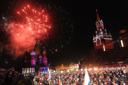 Москва.  Праздничный салют на торжественном открытии международного военно-музыкального фестиваля `Спасская башня` на Красной площади.