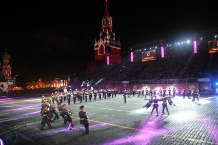 Москва.    Оркестр суворовцев Московского военно-музыкального училища (Россия) на торжественном открытии международного военно-музыкального фестиваля `Спасская башня` на Красной площади.