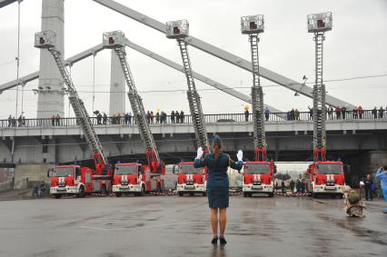 Москва. Пожарные автомобили во время шоу `Вальс лестниц`  приуроченное к Дню города в Парке Горького.