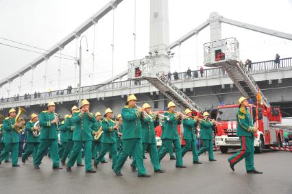 Москва. Пожарные  во время шоу `Вальс лестниц`  приуроченное к Дню города в Парке Горького.