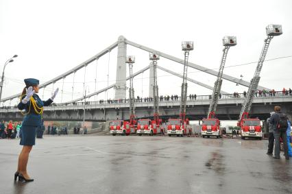 Москва. Пожарные автомобили во время шоу `Вальс лестниц`  приуроченное к Дню города в Парке Горького.