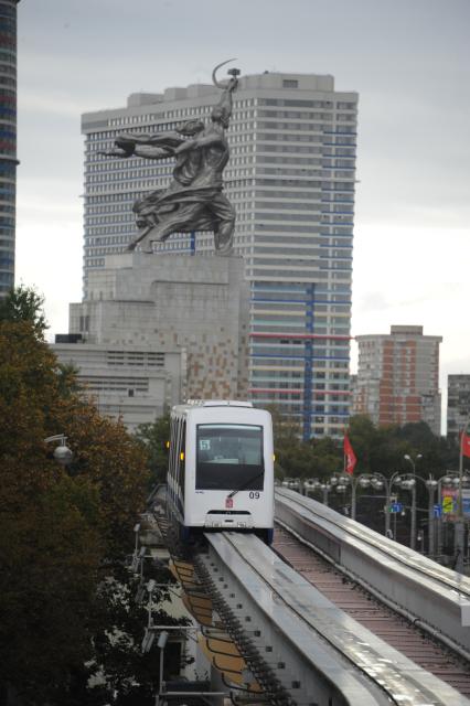 Москва.  Московская монорельсовая транспортная система (ММТС)  в районе метро ВДНХ.