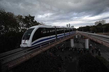 Москва.  Московская монорельсовая транспортная система (ММТС)  в районе метро ВДНХ.