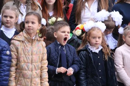 Нижний Новгород. 1 сентября. Школьники на торжественной линейке.