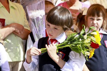 Барнаул. 1 сентября. Школьники на торжественнной линейке.