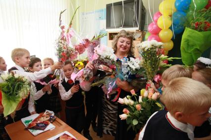 Барнаул. 1 сентября. Школьники дарят учительнице цветы.