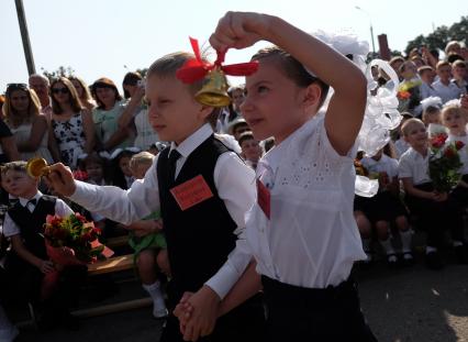 Краснодар. 1 сентября. Первоклассники на торжественнной линейке.